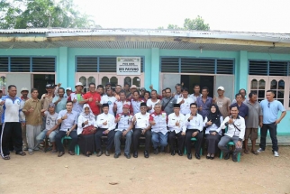 Foto bersama Wali Kota Lis Darmansyah dengan penerima bantuan