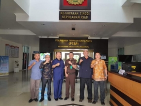 Foto bersama jajaran Komisi I DPRD Kepri di Kejaksaan Tinggi Kepri