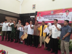 Foto bersama peserta dan narasumber bersama Komisi I DPRD Kepri