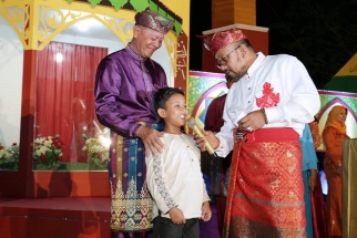 Lis dan Syahrul bersama salah seorang anak peserta MTQ