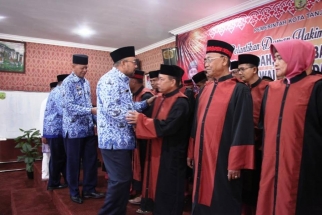 Lis dan Syahrul meyalami para dewan hakim MTQ