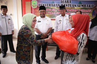 Penyerahan paket sembako yang disaksikan Wali Kota Lis Darmansyah