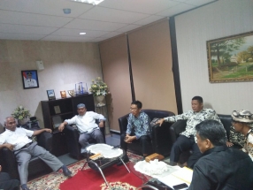 Terlihat pimpian dan anggota Komisi I DPRD Kepri menggelar rapat