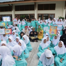 Wako H Lis Darmansyah Berfoto Bersama Kepala dinas Pendidikan dan Kepala sekolah ,Serta Murid SMP 10