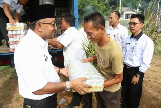 Wali Kota Lis Darmansyah menyerahkan air kaleng kepada buruh