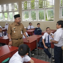 Wali kota Tanjungpinang H Lisdarmansyah Saat Berbicara Dengan Salah Satu Murid