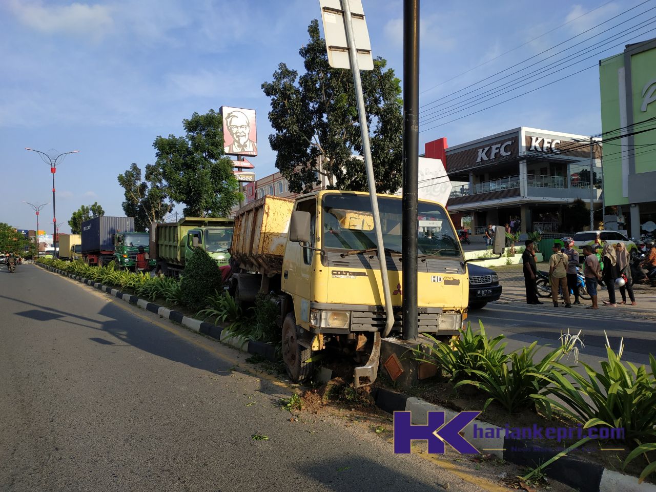  Sopir  Lori Mengaku Masih Beruntung  Menabrak Tiang Lampu 