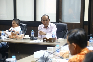 Wakil Ketua Komisi IV DPRD Kepri Sirajuddin Nur saat memimpin hearing