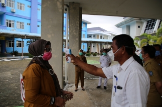 Anggota DPRD Kepri Dapil Bintan-Lingga, Dewi Kumalasari dites suhu tubuh saat berada di RSUD Engku Haji Daud Tanjunguban