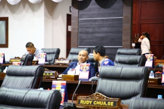 Anggota Komisi III Irwansyah dan Ketua Komisi II Iskandarsyah berbincang saat jeda sidang paripurna