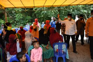 Gubernur Kepri, Isdianto menyapa warga Pulau Buru, Karimun