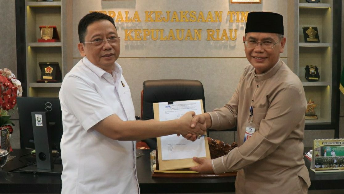 Kajati Kepri Teguh Subroto menerima dokumen hasil audit keuangan dugaan korupsi PNBP pemanduan dan penundaan kapal wilayah Batam-f/istimewa-penkum kejati kepri